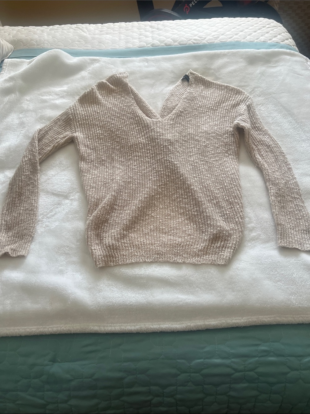 moon & madison Reversible Cream V‑Neck Ribbed Knit Sweater